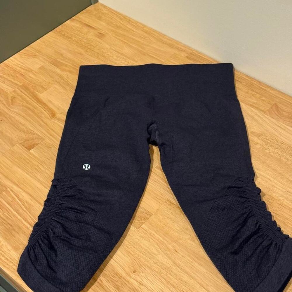 Lululemon Navy Blue Ruched Crop Leggings Size 6 Textured Yoga Pants